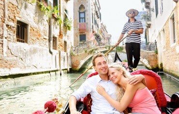 ALL ON BOARD YOUR GONDOLA! DISCOVER VENICE'S ULTIMATE BOAT TRIP