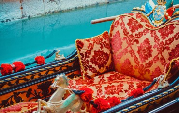 IL SETTECENTO VENEZIANO TRA MODA E PROFUMI: PALAZZO MOCENIGO E TESSITURA BEVILACQUA