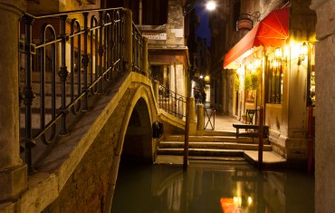 DARK VENICE - EXPLORE THE CITY'S ALLEYWAYS AND MYSTERIES BY NIGHT
