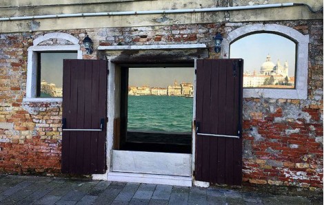 RIFLESSI E PALAZZI: UN TOUR ARCHITETTONICO IN MOTOSCAFO