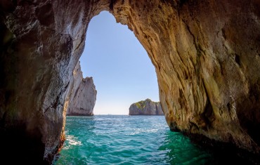 CAPRI BY BOAT IN SEARCH FOR THE PERFECT BLUE